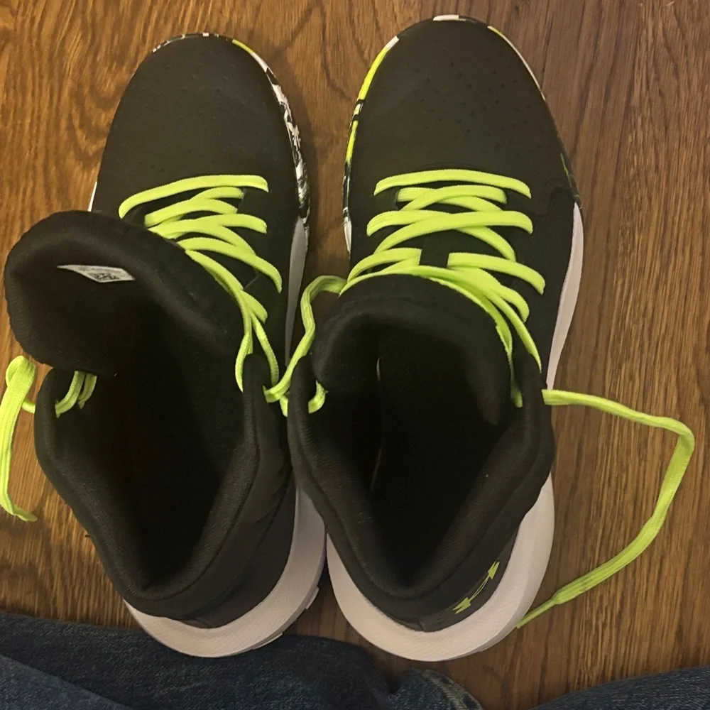 Size 7 (Big Kids) Under Armour Black and Lime Basketball Shoes - Picture 5 of 6